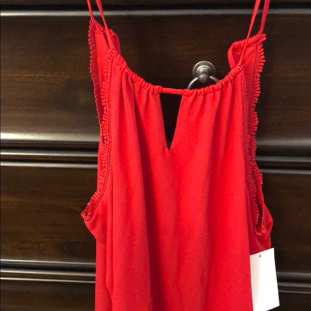 Red tank - Picture 2 of 4